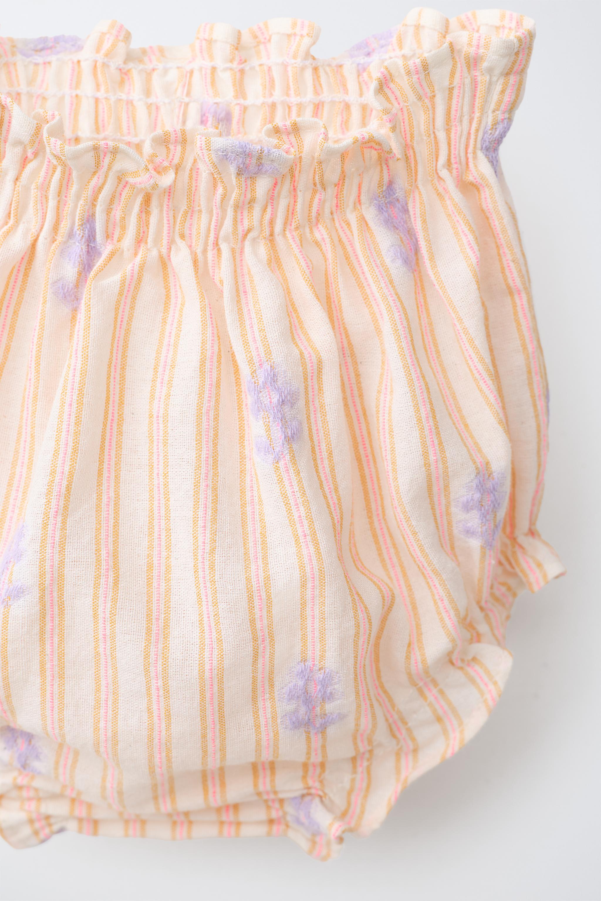 CULOTTE À RAYURES ET FLEURS